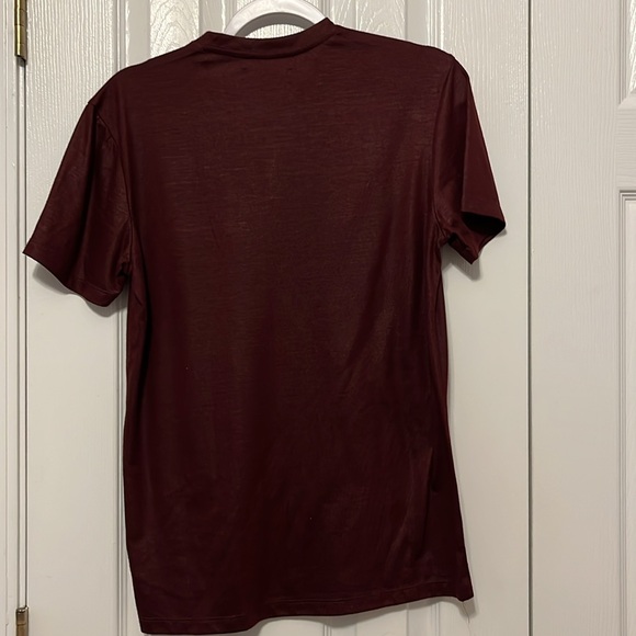 GUESS Men's Dark Red Short Sleeve Tee - Picture 4 of 4